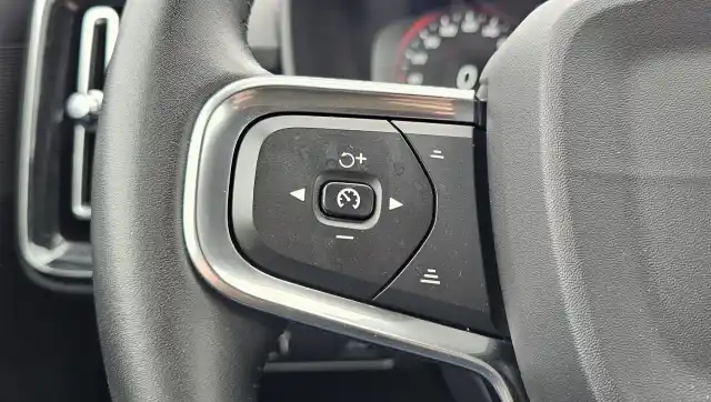 Musta Maastoauto, Volvo XC40 – NLY-455