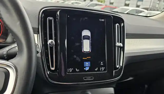 Musta Maastoauto, Volvo XC40 – NLY-455