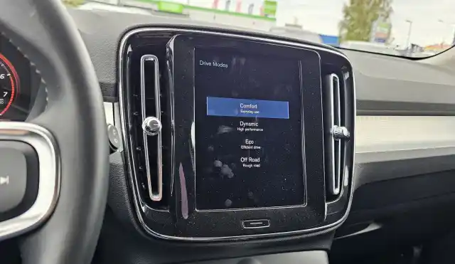 Musta Maastoauto, Volvo XC40 – NLY-455