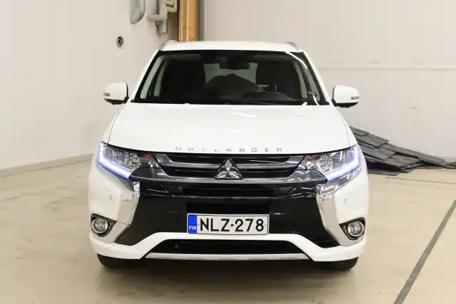 Valkoinen Maastoauto, Mitsubishi OUTLANDER PHEV – NLZ-278