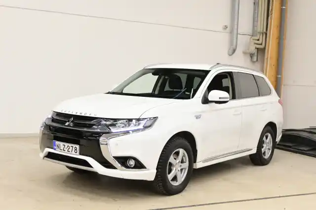 Valkoinen Maastoauto, Mitsubishi OUTLANDER PHEV – NLZ-278