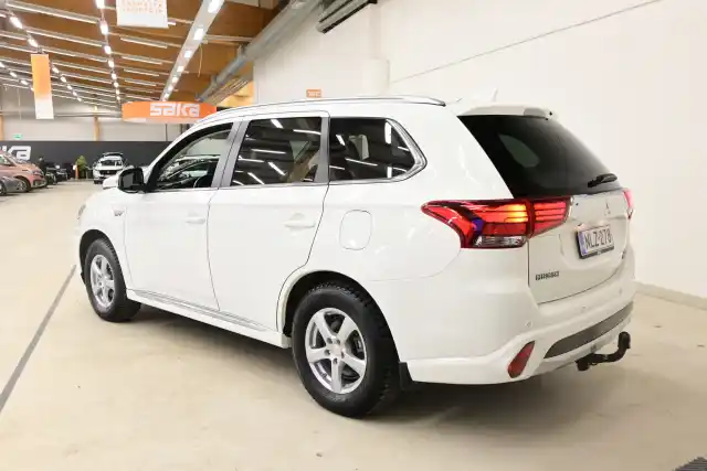 Valkoinen Maastoauto, Mitsubishi OUTLANDER PHEV – NLZ-278