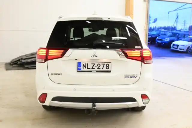 Valkoinen Maastoauto, Mitsubishi OUTLANDER PHEV – NLZ-278