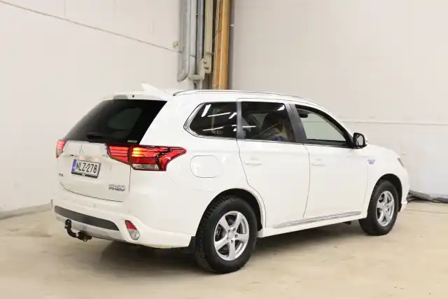 Valkoinen Maastoauto, Mitsubishi OUTLANDER PHEV – NLZ-278