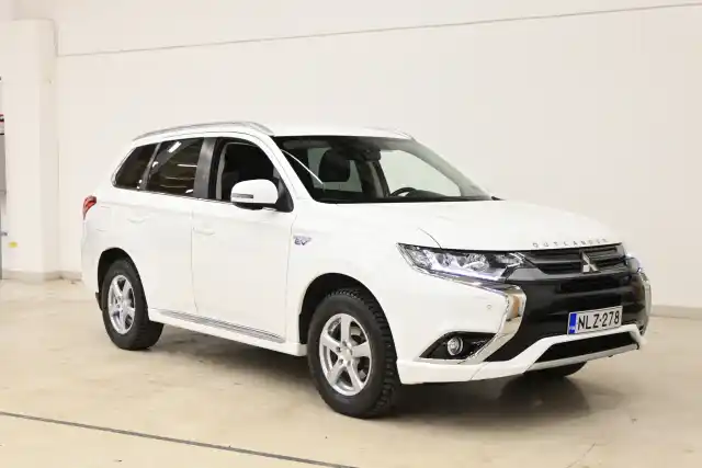 Valkoinen Maastoauto, Mitsubishi OUTLANDER PHEV – NLZ-278