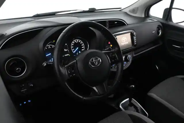 Valkoinen Viistoperä, Toyota Yaris – NMA-617