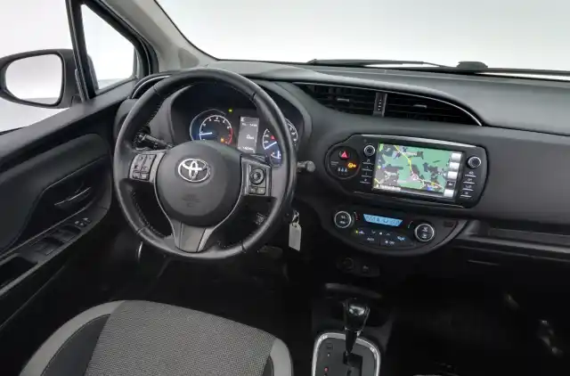 Valkoinen Viistoperä, Toyota Yaris – NMA-617