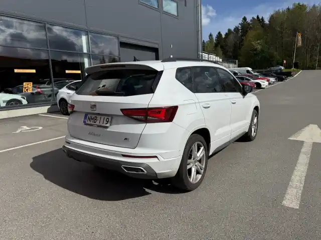 Valkoinen Maastoauto, Seat Ateca – NMB-119