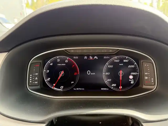 Valkoinen Maastoauto, Seat Ateca – NMB-119
