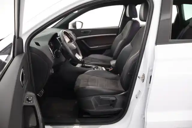 Valkoinen Maastoauto, Seat Ateca – NMB-119