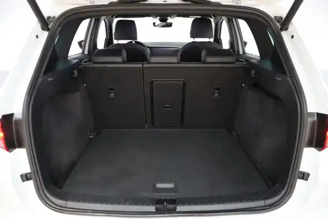 Valkoinen Maastoauto, Seat Ateca – NMB-119