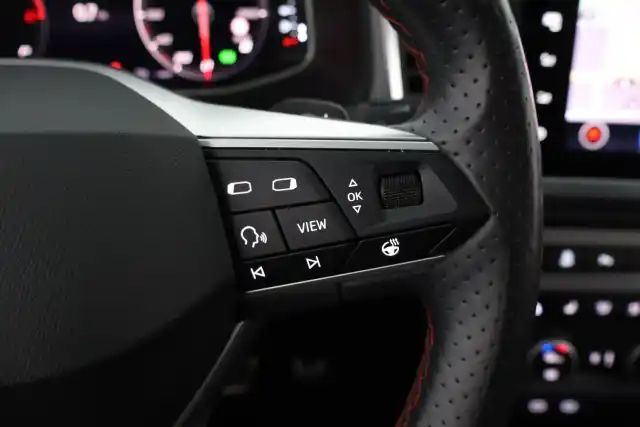 Valkoinen Maastoauto, Seat Ateca – NMB-119