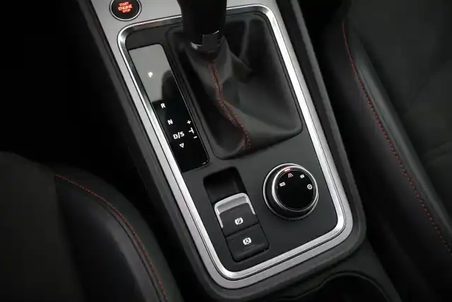 Valkoinen Maastoauto, Seat Ateca – NMB-119