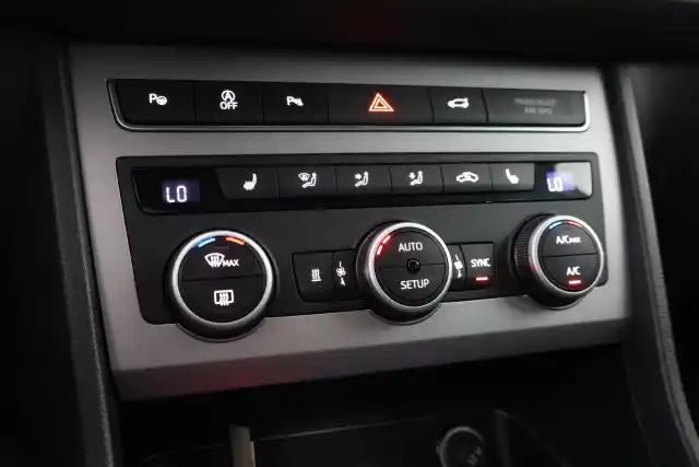 Valkoinen Maastoauto, Seat Ateca – NMB-119