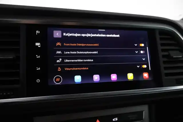 Valkoinen Maastoauto, Seat Ateca – NMB-119
