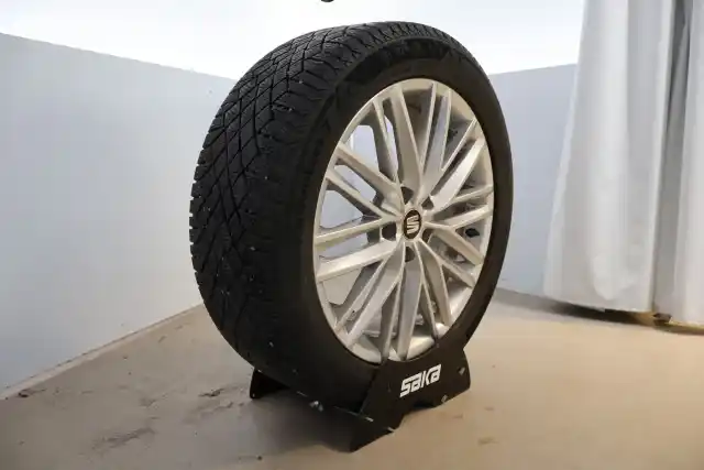 Valkoinen Maastoauto, Seat Ateca – NMB-119