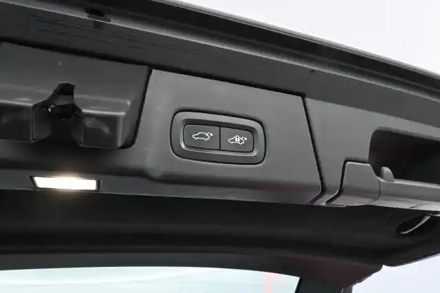 Valkoinen Farmari, Volvo V90 – NMF-918