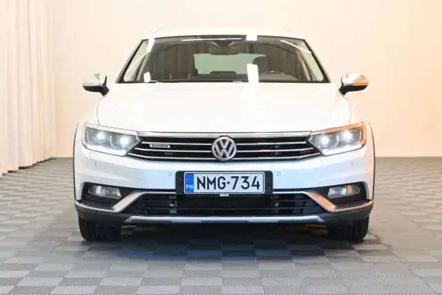 Valkoinen Farmari, Volkswagen Passat – NMG-734