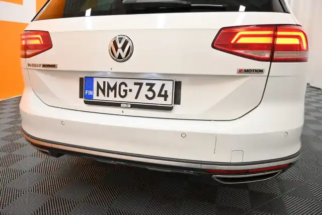 Valkoinen Farmari, Volkswagen Passat – NMG-734