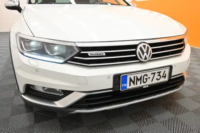 Valkoinen Farmari, Volkswagen Passat – NMG-734