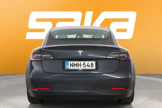 Harmaa Sedan, Tesla Model 3 – NMH-548