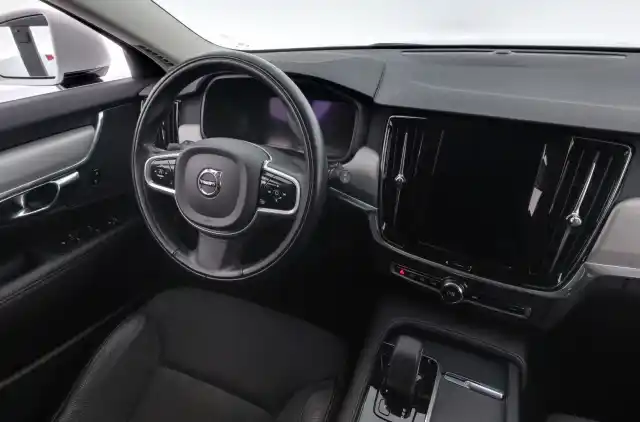 Valkoinen Farmari, Volvo V90 – NMI-912