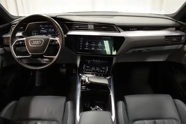 Sininen Maastoauto, Audi e-tron – NMJ-213