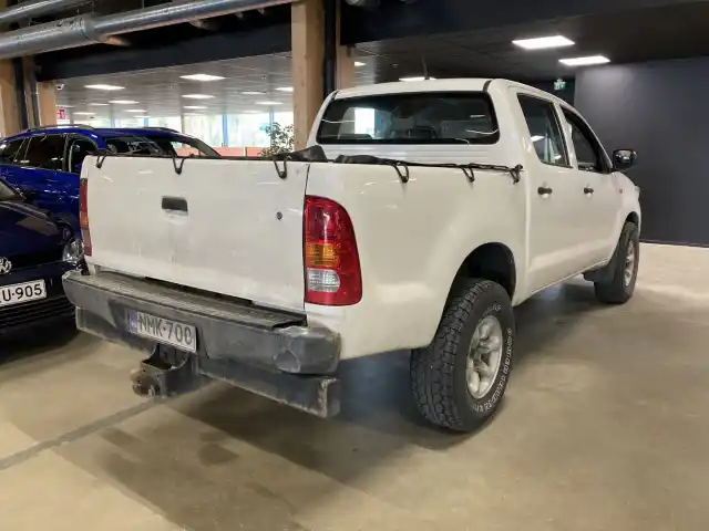 Valkoinen Avolava, Toyota Hilux – NMK-700