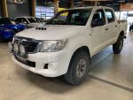 Valkoinen Avolava, Toyota Hilux – NMK-700, kuva 3