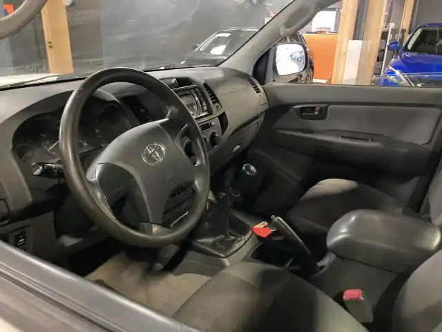 Valkoinen Avolava, Toyota Hilux – NMK-700