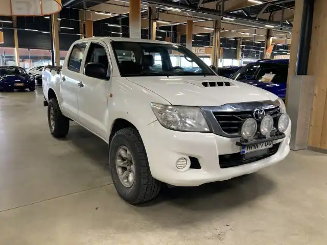 Valkoinen Avolava, Toyota Hilux – NMK-700