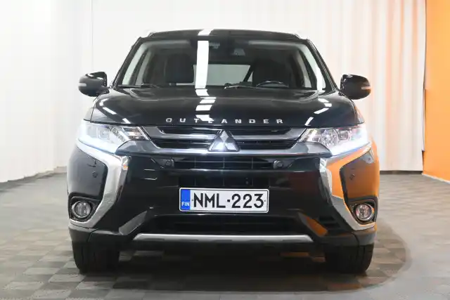 Musta Maastoauto, Mitsubishi Outlander PHEV – NML-223