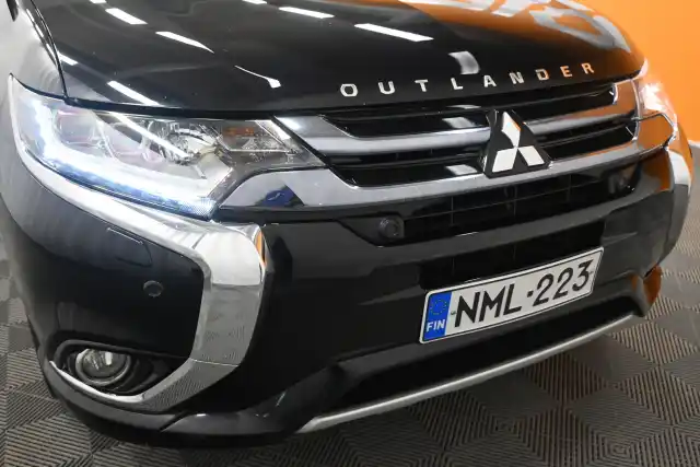 Musta Maastoauto, Mitsubishi Outlander PHEV – NML-223