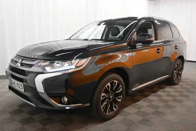 Musta Maastoauto, Mitsubishi Outlander PHEV – NML-223