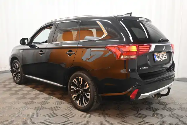 Musta Maastoauto, Mitsubishi Outlander PHEV – NML-223