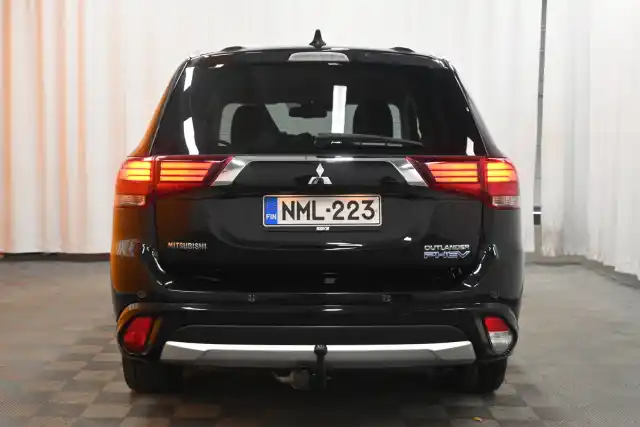 Musta Maastoauto, Mitsubishi Outlander PHEV – NML-223