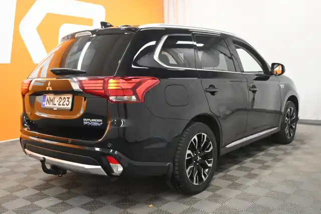 Musta Maastoauto, Mitsubishi Outlander PHEV – NML-223