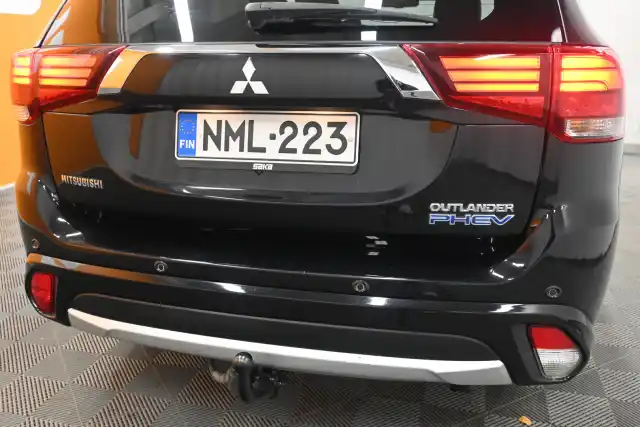 Musta Maastoauto, Mitsubishi Outlander PHEV – NML-223