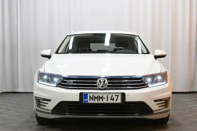 Valkoinen Farmari, Volkswagen Passat – NMM-147