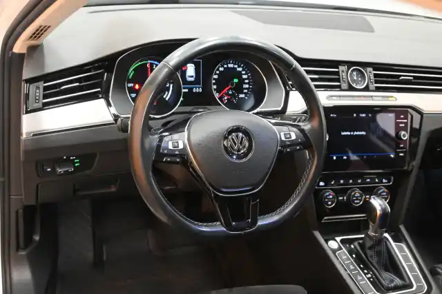 Valkoinen Farmari, Volkswagen Passat – NMM-147