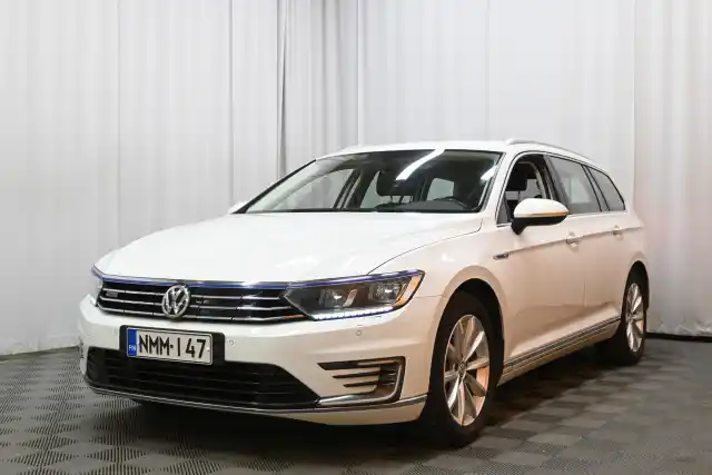 Valkoinen Farmari, Volkswagen Passat – NMM-147