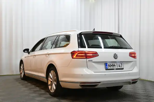 Valkoinen Farmari, Volkswagen Passat – NMM-147