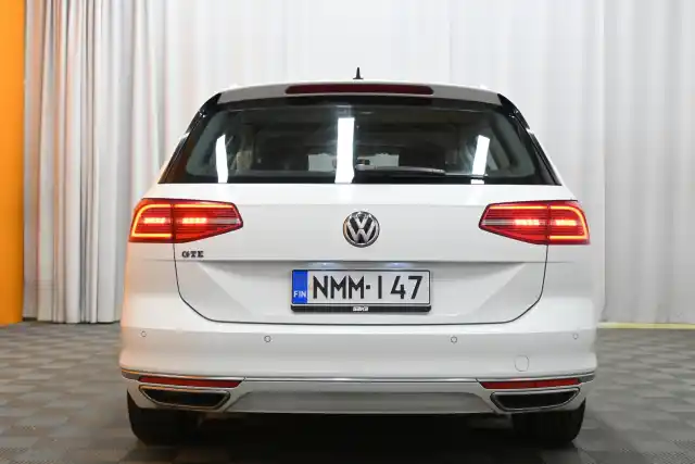 Valkoinen Farmari, Volkswagen Passat – NMM-147