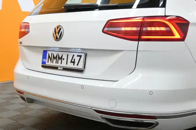 Valkoinen Farmari, Volkswagen Passat – NMM-147