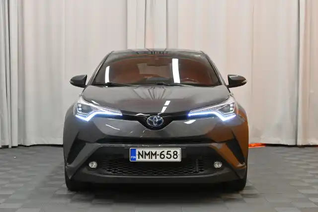 Harmaa Maastoauto, Toyota C-HR – NMM-658