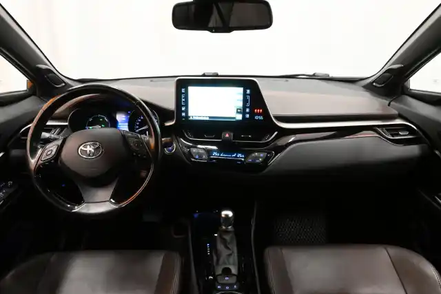 Harmaa Maastoauto, Toyota C-HR – NMM-658