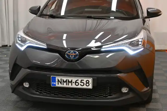 Harmaa Maastoauto, Toyota C-HR – NMM-658