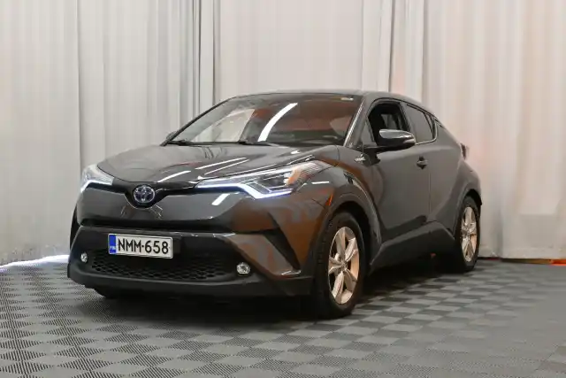 Harmaa Maastoauto, Toyota C-HR – NMM-658