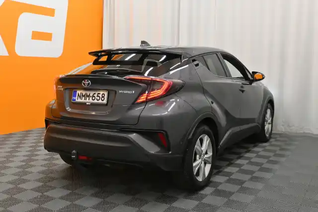 Harmaa Maastoauto, Toyota C-HR – NMM-658