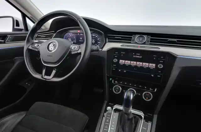 Valkoinen Farmari, Volkswagen Passat – NMM-852